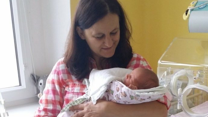 Alžběta Skleničková držící v náručí miminko v porodnici.