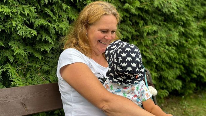 pěstounka péče na přechodnou dobu Martina Šplíchalová drží v náruči miminko