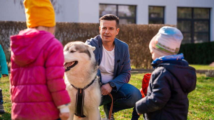 Martin Beneš, dětský ombudsman, komunikuje s dětmi a psem